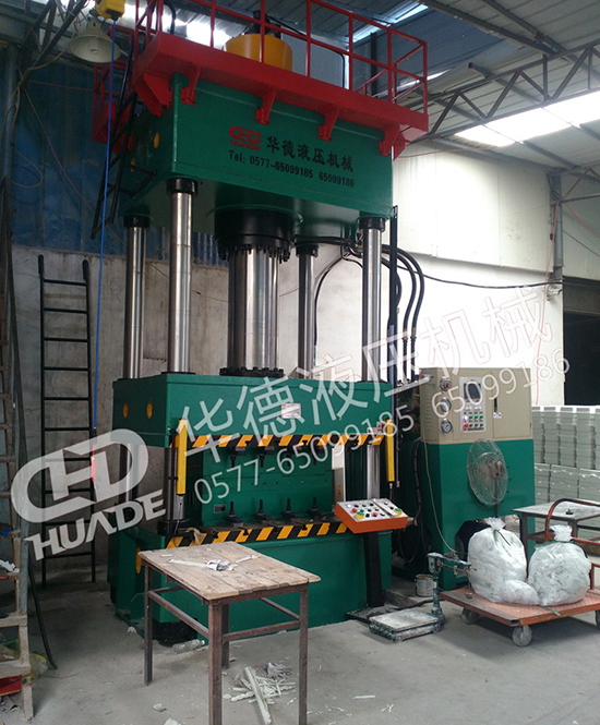 HDY71係(xi)列四(si)柱(zhu)液(ye)壓(ya)機